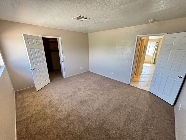 Building Photo - Charming 1Bed/1Bath apartment located in N...