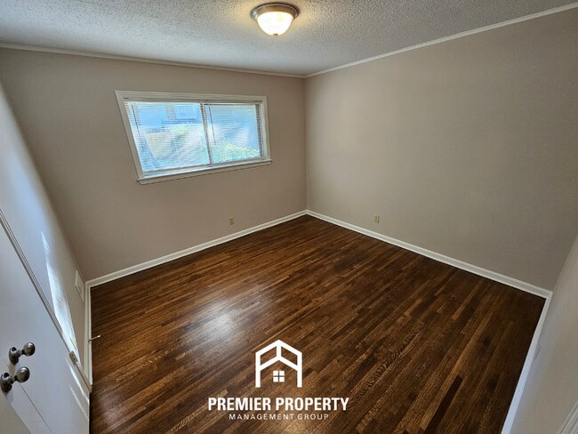 Building Photo - 2942 S.Mendenhall Road