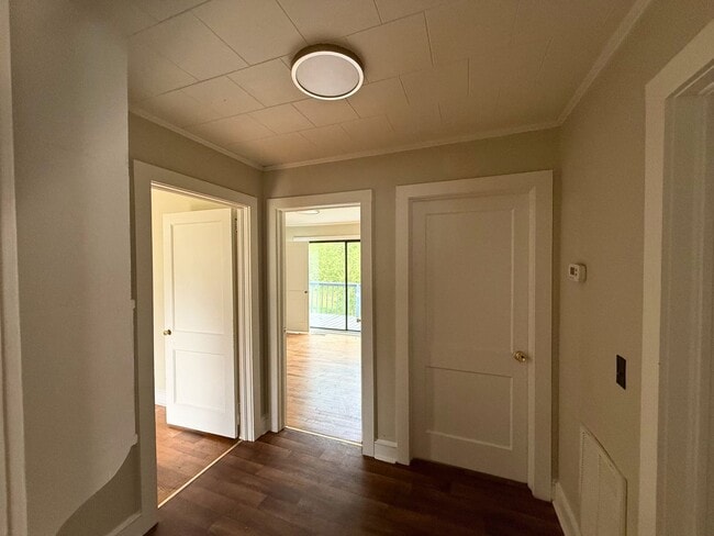 Building Photo - Spacious 2 Bed House | Private Patio + Sliding Door Dining Area