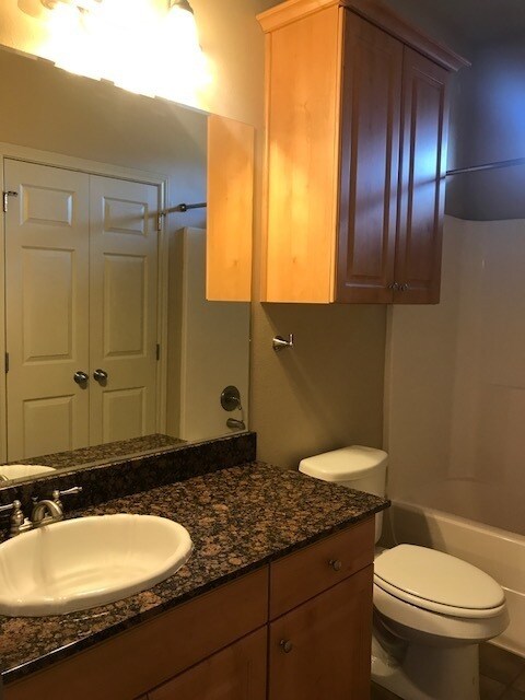 Building Photo - College Station - 3 Bedroom / 3 Bath- 2 story Condo off University Dr. E.