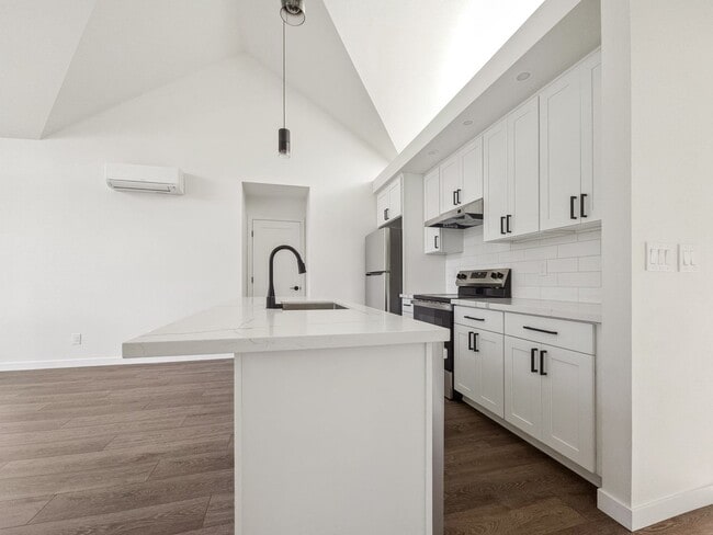 Building Photo - Spacious 3-Bedroom DADU with Private Balco...