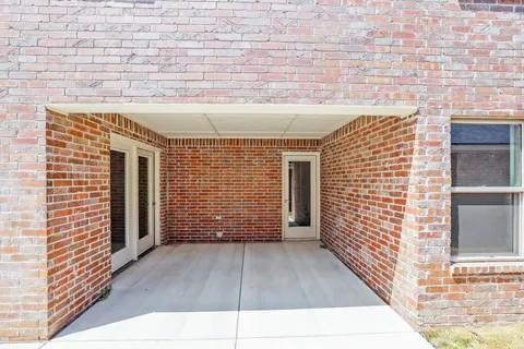 Building Photo - 7609 Woodford Ave