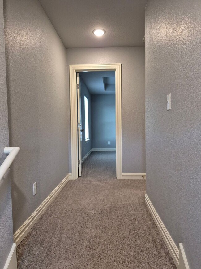 Building Photo - Move in Special on this 3 bedroom/2 bathroom townhouse