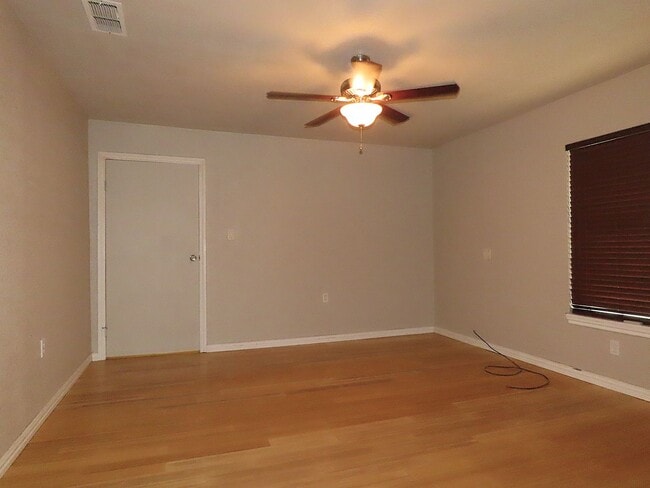 Building Photo - Country Living-City Close! 3 Bedroom, 2 Ba...