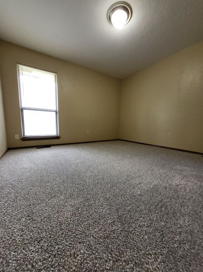 Building Photo - (3) Bed/(2) Bath in West Norman!