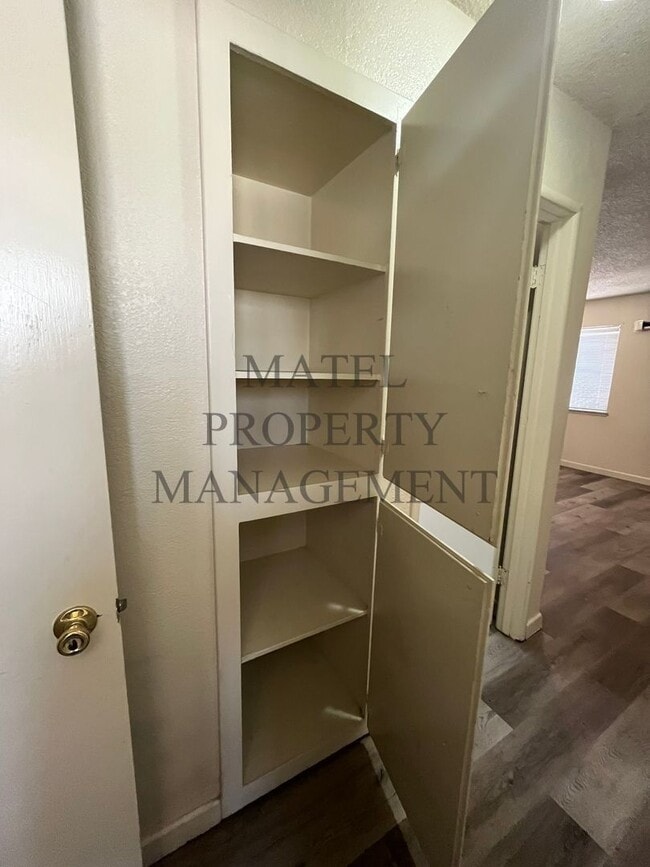 Building Photo - GIL560