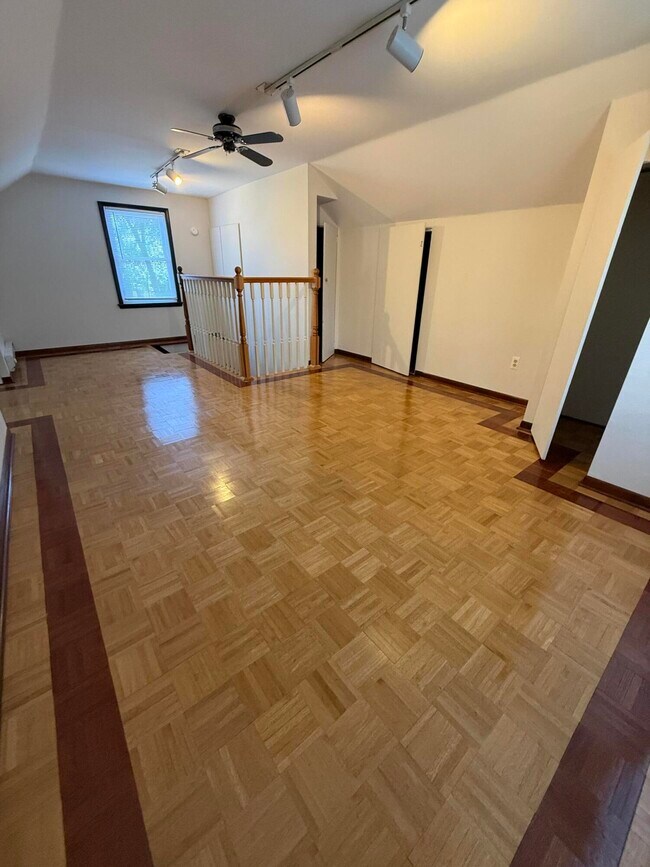 Building Photo - 1625 W Farnum Ave