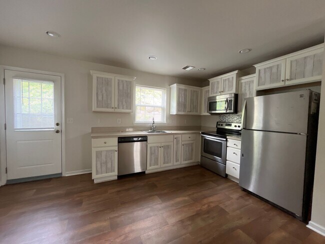 Building Photo - Stunning twin home located in West Bethlehem