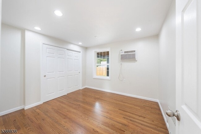 Building Photo - 2429 Vauxhall Rd