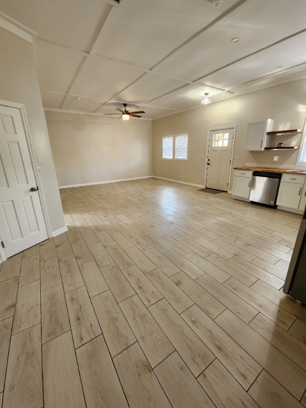 Building Photo - 34 Davis St W