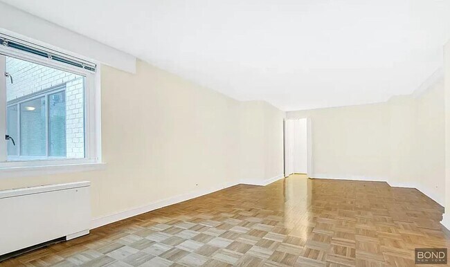 Building Photo - 200 E 71st St