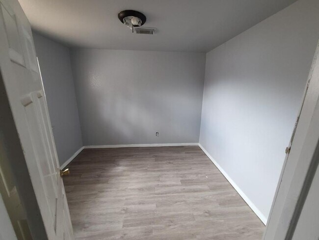 Building Photo - 4 Bedroom 2 Bathroom in 76105 Available!