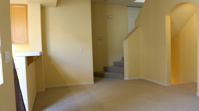 Building Photo - Excellent 2 Bed 2 Bath Town Home
