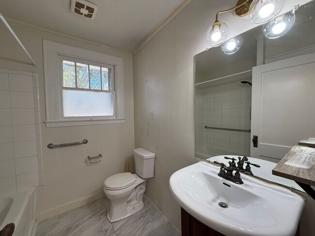 Building Photo - Pensacola - East Hill - 3 bedroom, 1 bathroom