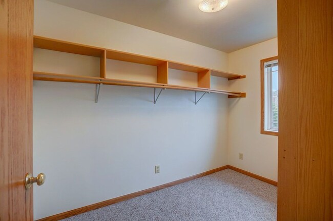 Building Photo - 261-267 Meadowside Dr