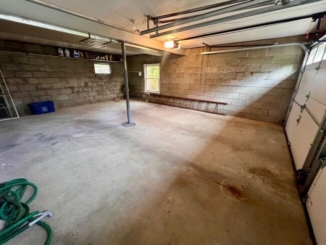 Building Photo - Beautiful Home - 3 Bedroom 2.5 Bathroom - ...