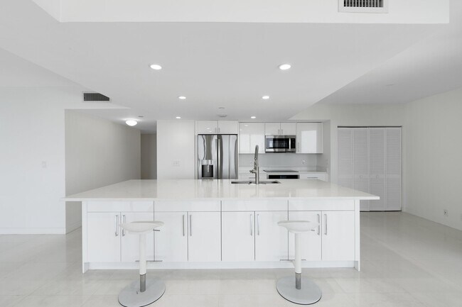 Building Photo - 529 S Flagler Dr