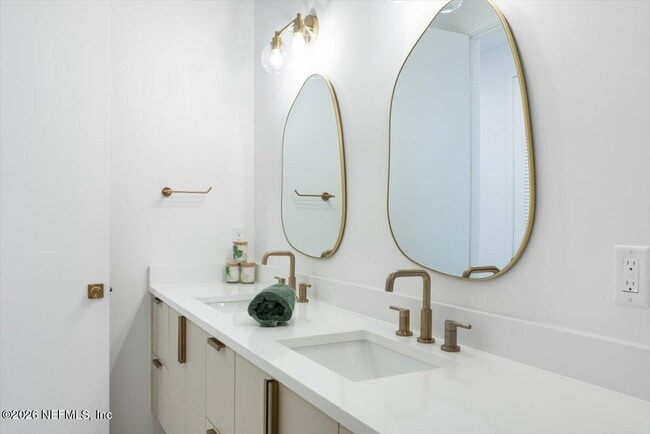 Building Photo - 114 12th Ave S