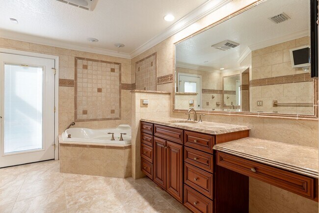 Building Photo - Beautiful POOL home in Longwood in LOCATION, LOCATION, LOCATION!