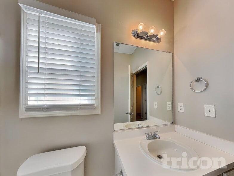 Building Photo - 5731 Newnan Cir