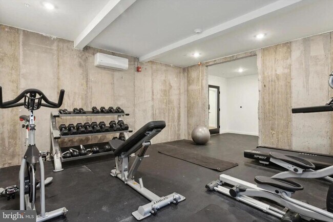 Building Photo - 2421 N Mascher St