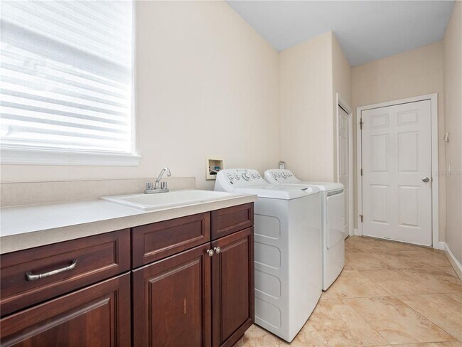 Building Photo - 488 Chelsea Ave