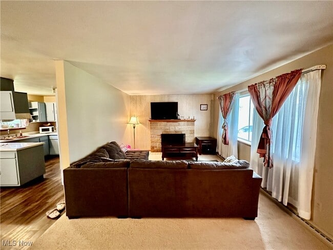 Building Photo - 1370 W Vine St