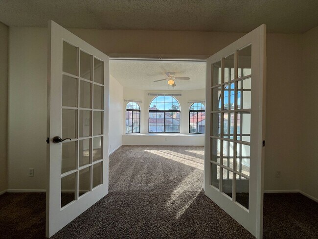 Building Photo - MOVE-IN READY 4+2.5 w/family room + large primary suite!