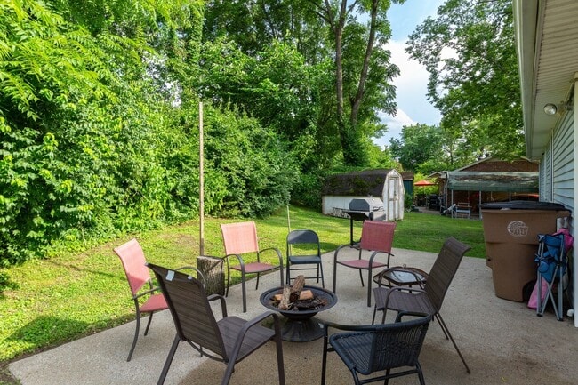 Building Photo - 905 Preston Ct