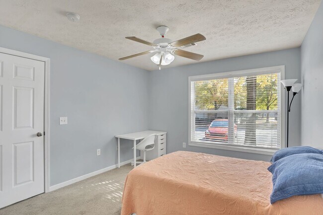 Building Photo - Southern Edge Condo Just Steps from Campus