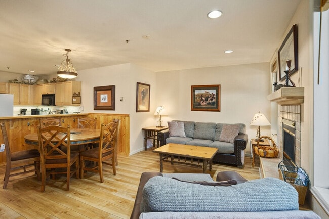 Building Photo - 2755 Waterstone Ln