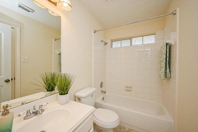 Building Photo - 1547 Lakeside Enclave Dr