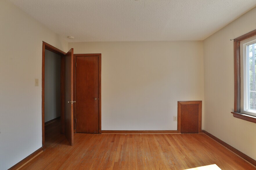 Building Photo - 3248 Indianola Ave