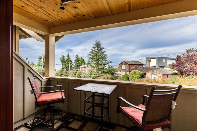 Building Photo - Meticulously designed Craftsman in North Beach with private beach access.