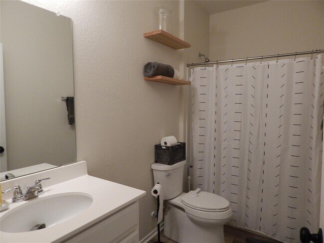 Building Photo - 437 English Oak St