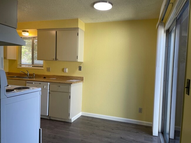 Building Photo - Great 1 bedroom, 1 bath cottage ~ nice quiet street