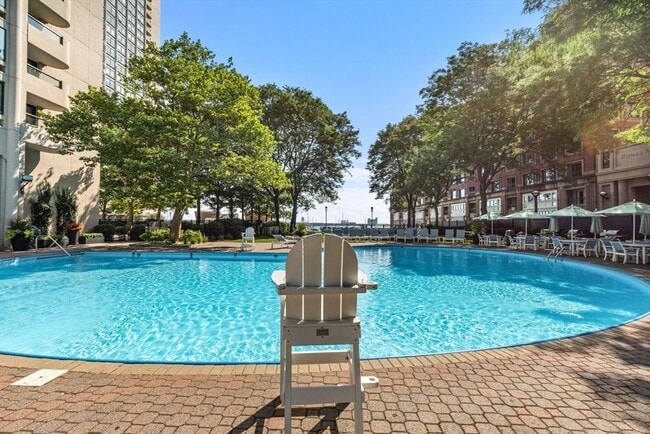 Building Photo - 65 E India Row