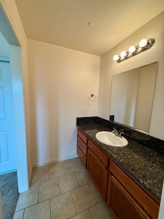 Building Photo - 3 Bedroom 2 Bath House!