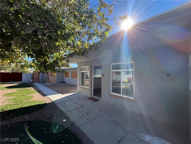 Building Photo - 222 S 10th St