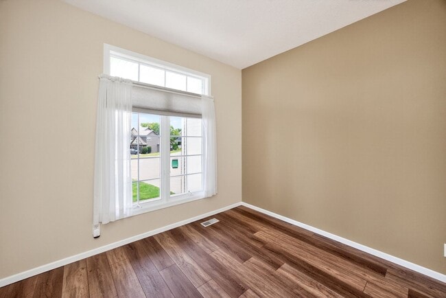 Building Photo - SPACIOUS LIVING!!  4 Bedrooms, 2.5 Bathrooms Home in Des Moines!