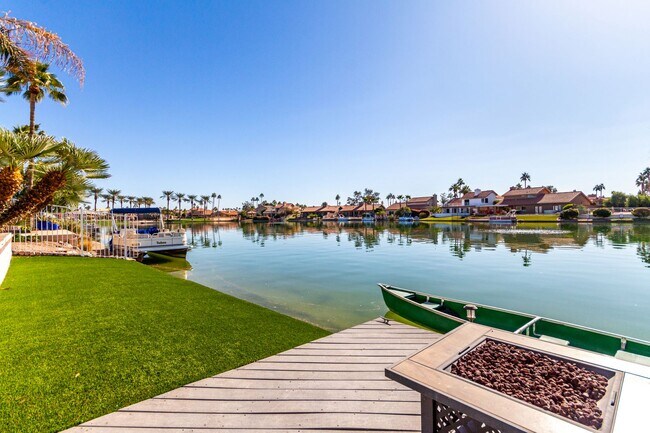 Building Photo - 4 bedroom Lakefront Property