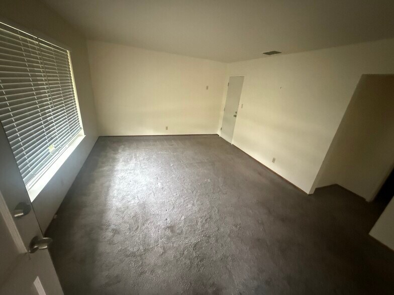 Building Photo - 2013 56th St