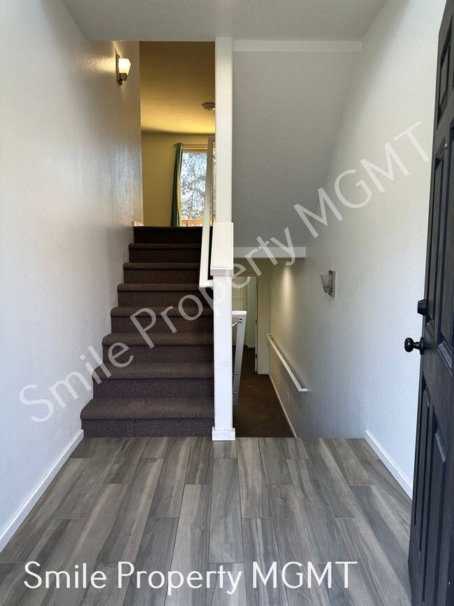 Building Photo - townhouse