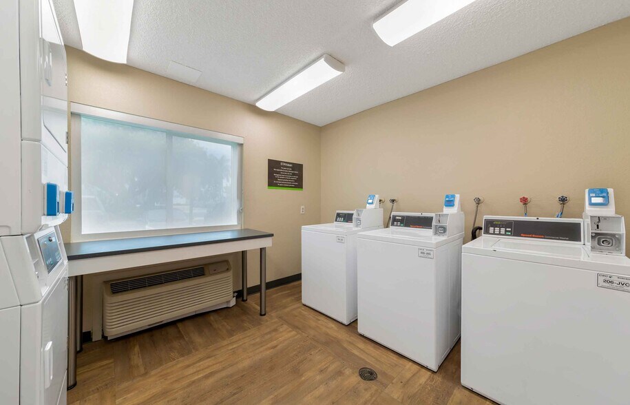 Building Photo - Furnished Studio-Miami - Airport - Miami Springs