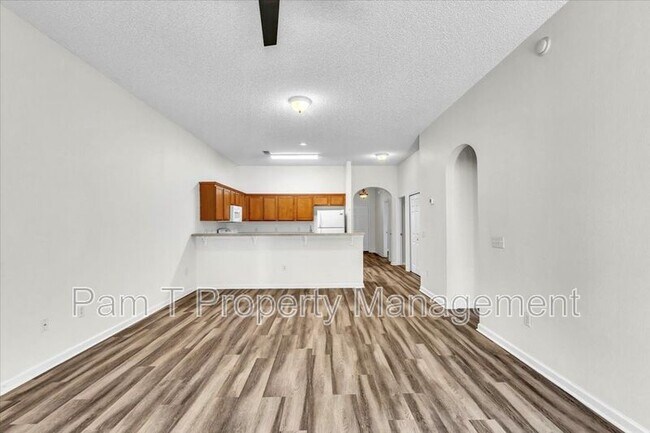 Building Photo - 3 Falkland Ave