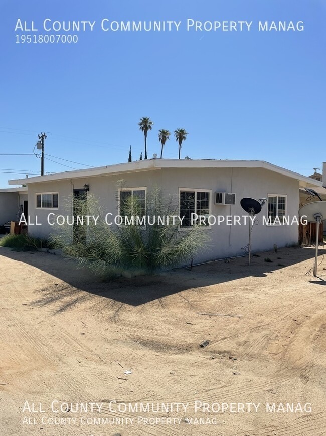 Building Photo - 2 Bed 1 Bath Apartment In Twentynine Palms!