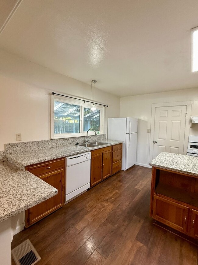 Building Photo - 3 Bedroom 1 Bath House!