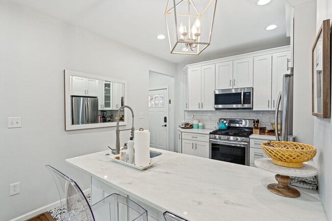 Building Photo - Amazing Anacostia Abode!