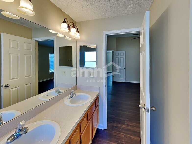 Building Photo - 1758 Dartmouth Dr