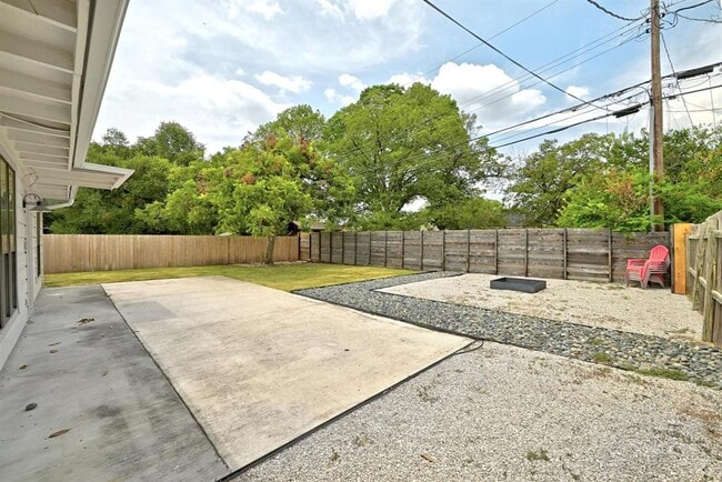 Building Photo - 6906 Twin Crest Dr